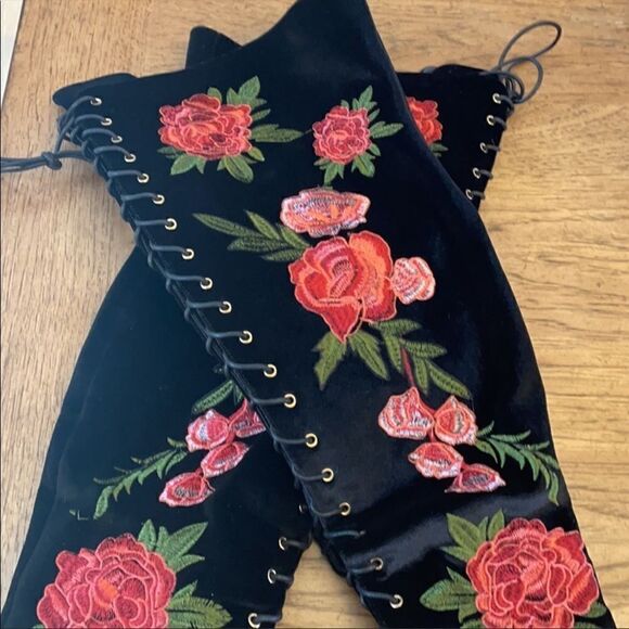 CAPE ROBBIN BLACK VELVET OVER KNEE FLOWER … - Picture 2 of 8